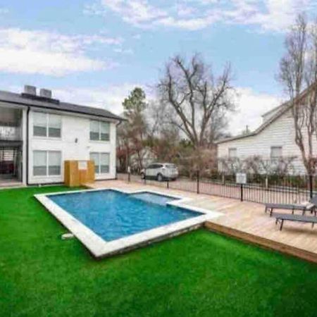 City Outside & Tranquility Inside Dallas Exterior foto