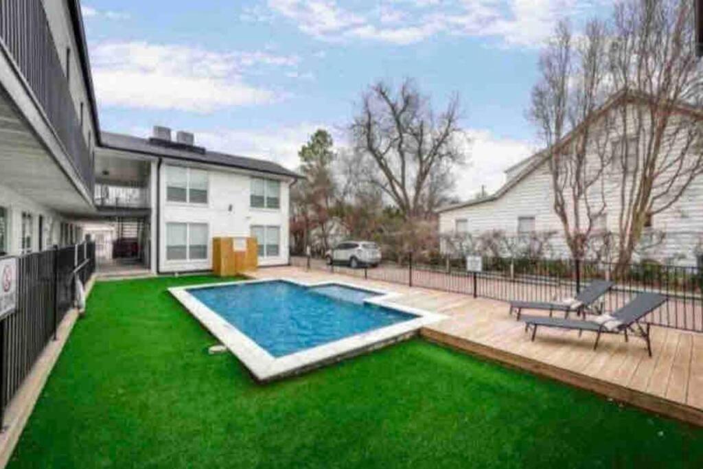 City Outside & Tranquility Inside Dallas Exterior foto
