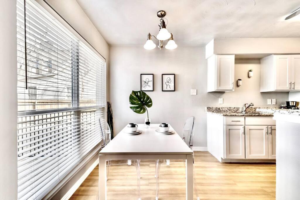 City Outside & Tranquility Inside Dallas Exterior foto