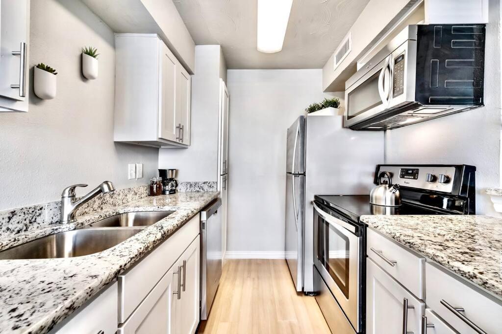 City Outside & Tranquility Inside Dallas Exterior foto