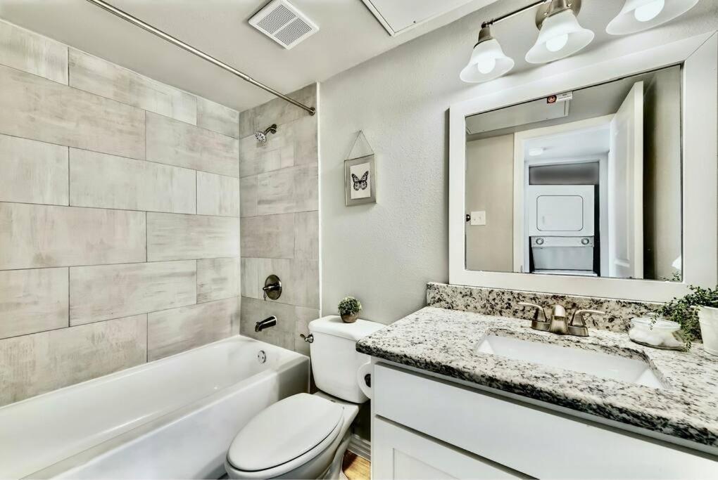 City Outside & Tranquility Inside Dallas Exterior foto