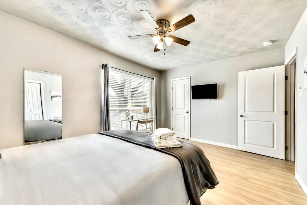 City Outside & Tranquility Inside Dallas Exterior foto