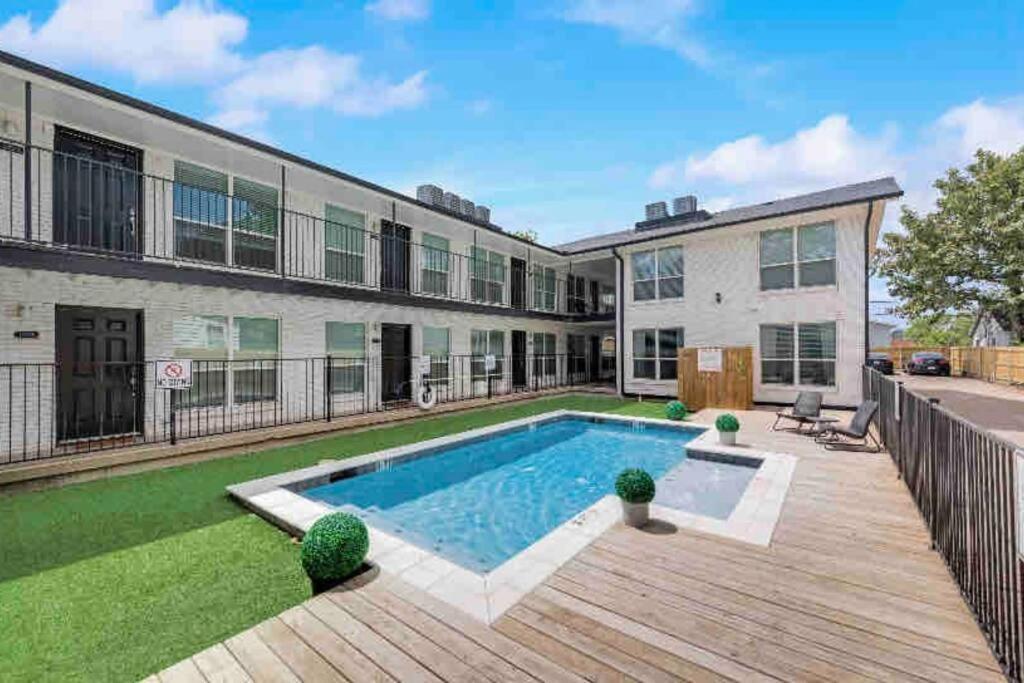 City Outside & Tranquility Inside Dallas Exterior foto