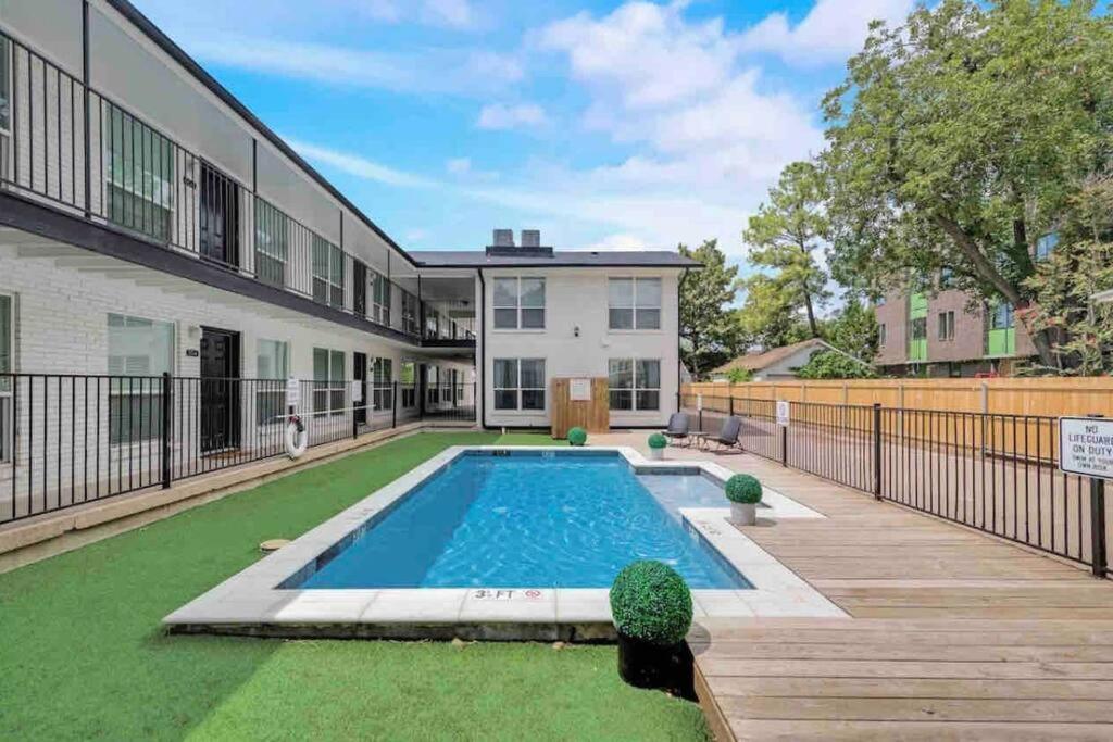 City Outside & Tranquility Inside Dallas Exterior foto